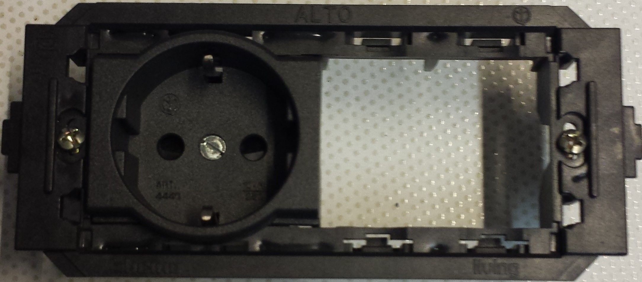 KIT Supporto per 1 Schuko +2 posto (cestello) compresa schuko KIT Supporto per 1 Schuko +2 posto (cestello) compresa schuko