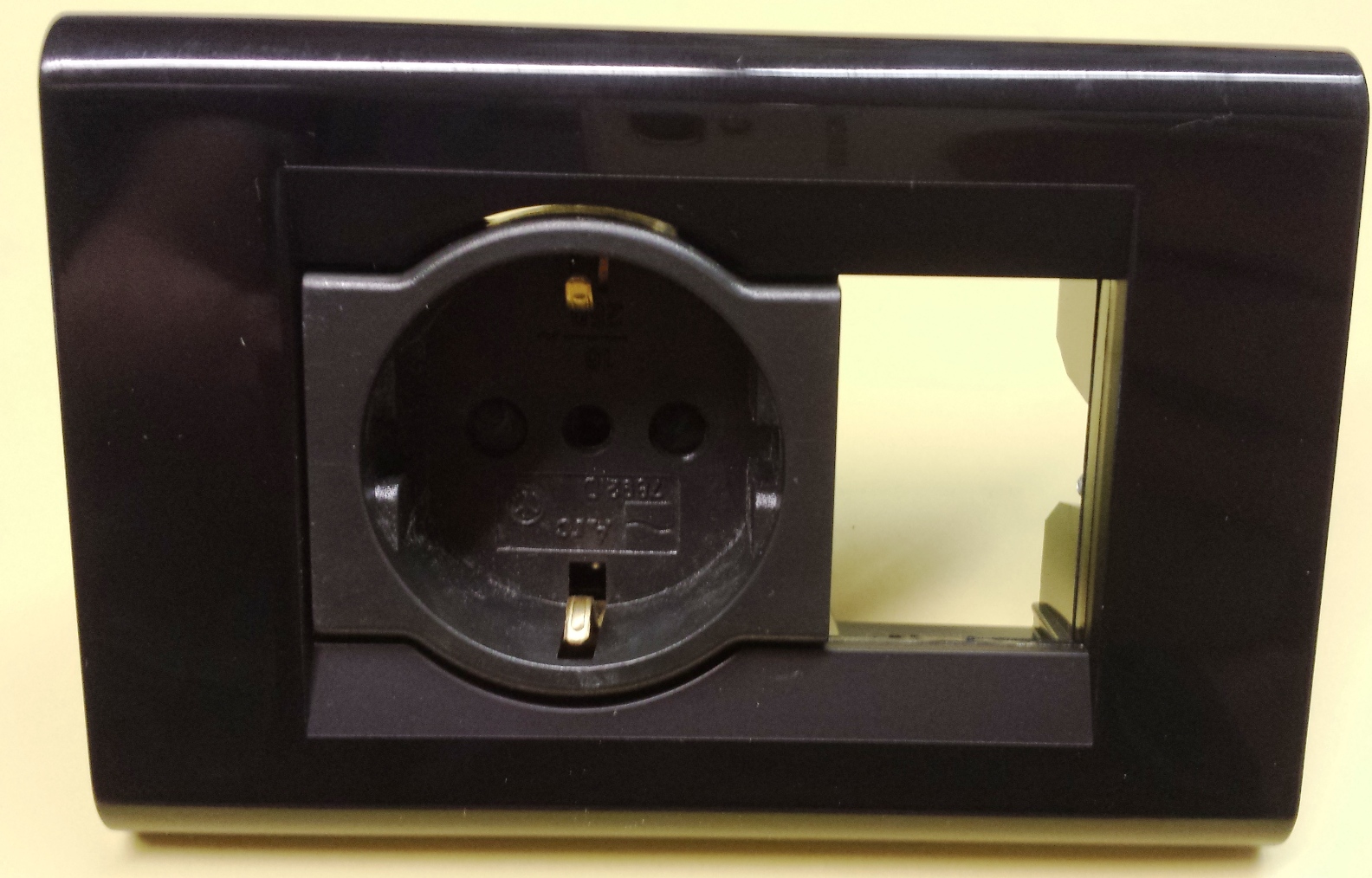 BTICINO LIVING CLASSIC 4740N Support - 1 Schuko Socket + 1 Fruit Socket In Anthracite